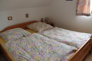 two beds sitting next to each other in a bedroom at Haus Seerobbe-Obergeschosswohnung in Fehmarn