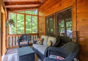 Et opholdsområde på Spacious cabin with resort amenities - dog friendly, hot tub, & fireplace - Bear Paw Ridge