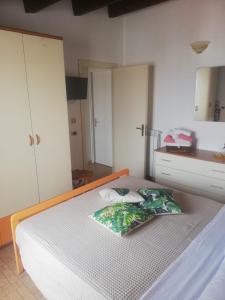 ein Schlafzimmer mit einem Bett mit einem Kissen darauf in der Unterkunft By the Sea Apartment #4 in Terrasini