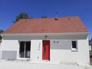 ein kleines weißes Haus mit einer roten Tür in der Unterkunft La Petite Salamandre in Chitenay