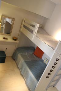 sypialnia z łóżkiem piętrowym i łóżkiem piętrowym w obiekcie ZEN Neapoli Penthouse Apartment w Atenach