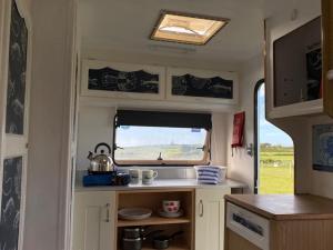 Lily cosy campervan with sea views & amazing sunrisesにあるキッチンまたは簡易キッチン