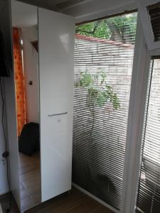 a room with a large window with blinds at Guest House Ivy in Ravda