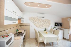 Kuchyň nebo kuchyňský kout v ubytování Apartments Meri - 5 + 6 fotografií