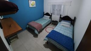 Tempat tidur dalam kamar di Casa Kiiro, um ambiente tranquilo e de sossego.