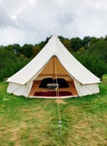 Galeriebild der Unterkunft Glamping in the Kent weald nr Tenterden Spacious quite site up to 6 equipped tents, each group has their own facilities Tranquil and beautiful rural location yet just an hour to London in Tenterden