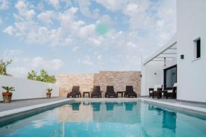 The swimming pool at or close to Villa Etoile