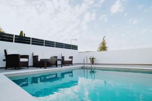 The swimming pool at or close to Villa Etoile