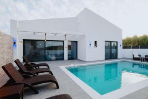 The swimming pool at or close to Villa Etoile