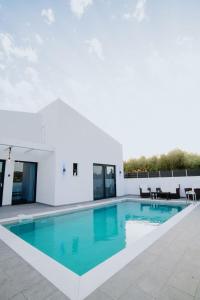 The swimming pool at or close to Villa Etoile
