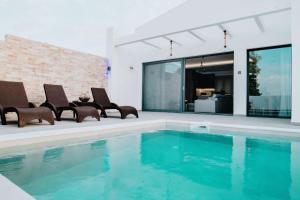 The swimming pool at or close to Villa Etoile
