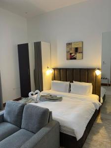 1 dormitorio con 1 cama grande y 1 sofá en 2 Bedroom Villa in Ras Al Khaimah with Privat swimming Pool, en Ras al Khaimah