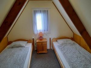 Tempat tidur dalam kamar di Őzike Apartmanházak