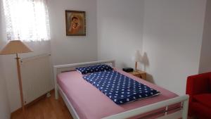 Säng eller sängar i ett rum på Gemütliche Einliegerwohnung ohne Küche in Hösbach-Rottenberg