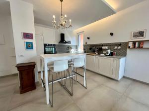 A kitchen or kitchenette at casa prima gardenia
