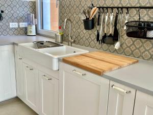 A kitchen or kitchenette at casa prima gardenia