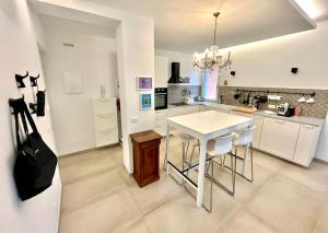 Kuchyňa alebo kuchynka v ubytovaní casa prima gardenia + 32 fotografií