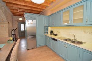 A kitchen or kitchenette at Villa Lobos (Labrini) Még 37 kép