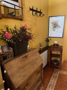 una habitación con un tocador de madera con flores. en Arco del Tinte 10, en Guadalupe