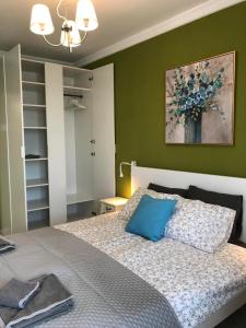 ein Schlafzimmer mit einem Bett mit einem blauen Kissen in der Unterkunft Apartment Neptun in Warna