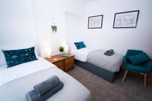 Un pat sau paturi într-o cameră la Ideal Lodgings in Bury - Redvales