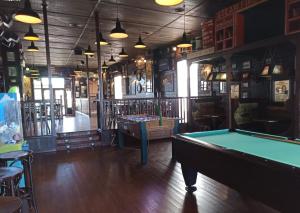 una camera con tavolo da biliardo in un bar di Fabuloso Atico En Terrazas De La Torre a Roldán