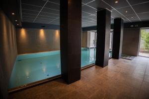 a lobby with a pool in the middle of a building at Hotel Restaurant de Echoput in Apeldoorn