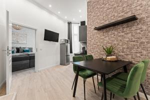 een keuken en eetkamer met een tafel en groene stoelen bij GreatStay - Mierendorfstr 11 Hinterhaus in Berlijn