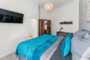 Un dormitorio con una cama con una manta azul. en GreatStay - Mierendorfstr 11 Hinterhaus, en Berlín