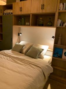 Ένα ή περισσότερα κρεβάτια σε δωμάτιο στο Superbe appartement avec parking gratuit sur place