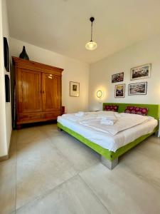 A bed or beds in a room at casa prima gardenia