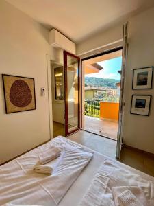 A bed or beds in a room at casa prima gardenia