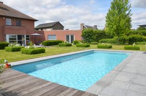 Peldbaseins naktsmītnē Luxe villa in Vlaamse Ardennen met zwembad vai tās tuvumā