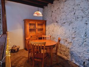 comedor con mesa de madera y sillas en Km00 centro, en Vallehermoso