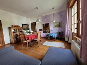 ein Wohnzimmer mit einem Tisch und einem Esszimmer in der Unterkunft Haus Schmeile in Magdeburg