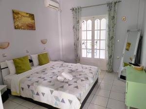 Un pat sau paturi într-o cameră la Asprokavos beach apartment and studio