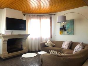 uma sala de estar com um sofá e uma lareira em Villa Begur - Sa Fontansa em Begur