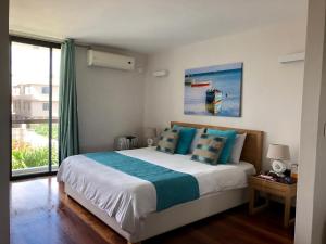 Un pat sau paturi într-o cameră la Appartement cozy et élégant à 5 minutes des plages