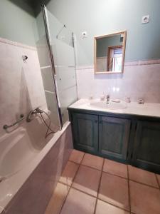 Koupelna v ubytování Mes Maisons Gardoises - Two Gites with Private Pools in Cévennes National Park