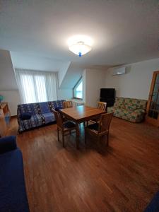 聖貝內代托德爾特龍托的住宿－Appartamento Felicia，客厅配有桌椅和沙发