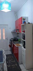 A kitchen or kitchenette at KIKI APARTMENT