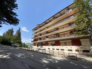 a building with a car parked in front of it at Appartamento a Pescocostanzo in Pescocostanzo