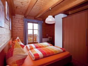 a bedroom with two beds and a window at Cozy apartment near the ski area in Wagrain