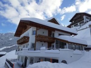 HochgallmigにあるModern Apartment in Hochgallmigg with Balconyの山積雪の建物