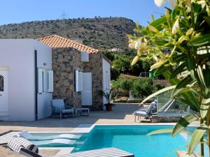 Blick auf eine Villa mit einem Pool in der Unterkunft Crete Garden Guesthouse in Agios Nikolaos
