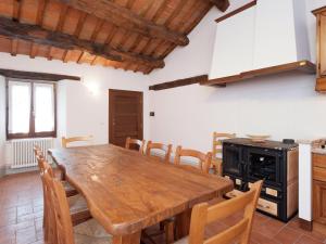 cocina grande con mesa de madera y sillas en Appealing apartment in Modigliana with garden, en Tredozio