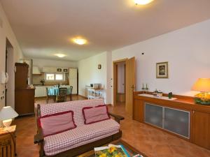 Una sala de estar con un sofá y una cocina. en Modern Holiday Home in San Feliciano with Private Terrace, en San Feliciano