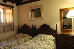 1 dormitorio con cama, tocador y espejo en Candia House, en Kandia