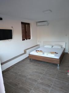 En eller flere senger på et rom på Vila Nika