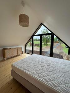 Ένα ή περισσότερα κρεβάτια σε δωμάτιο στο Grudza Barn House